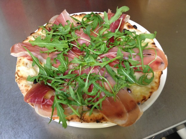 Hmmm delicious! Extra virgin olive oil base, provolone, pear, walnuts, prosciutto and fresh rocket!