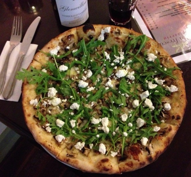 Special Oct 2-5: garlic base, mushrooms, fresh rocket and goats cheese - delicious!
